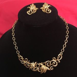 REDUCED!! VINTAGE AVON EARRINGS & NECKLACE